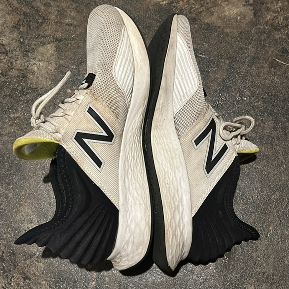 New Balance Men's Black and white Running Shoes - Picture 3 of 3